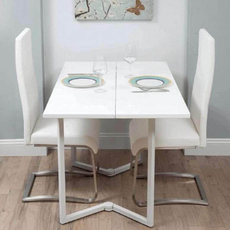 8. A mesa para sala de jantar pequena com design moderno garante uma decoração mais contemporânea. Fonte: Pinterest