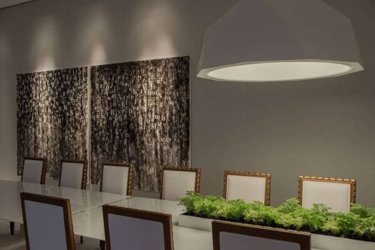 80. Sala de jantar neutra com mesa de vidro longa. Projeto por L&iacute;dia Maciel