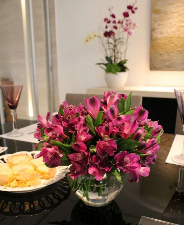 22. Mesa de jantar com vaso de flores na decoração – Foto: Le Diniz