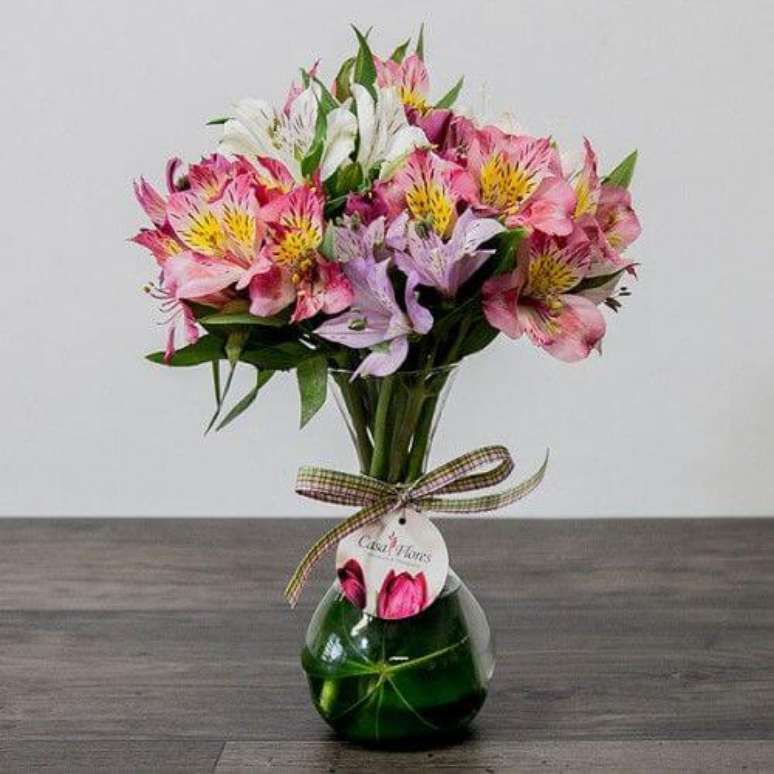 27. Astromélia rosa e lilás – Foto: Casa Flores