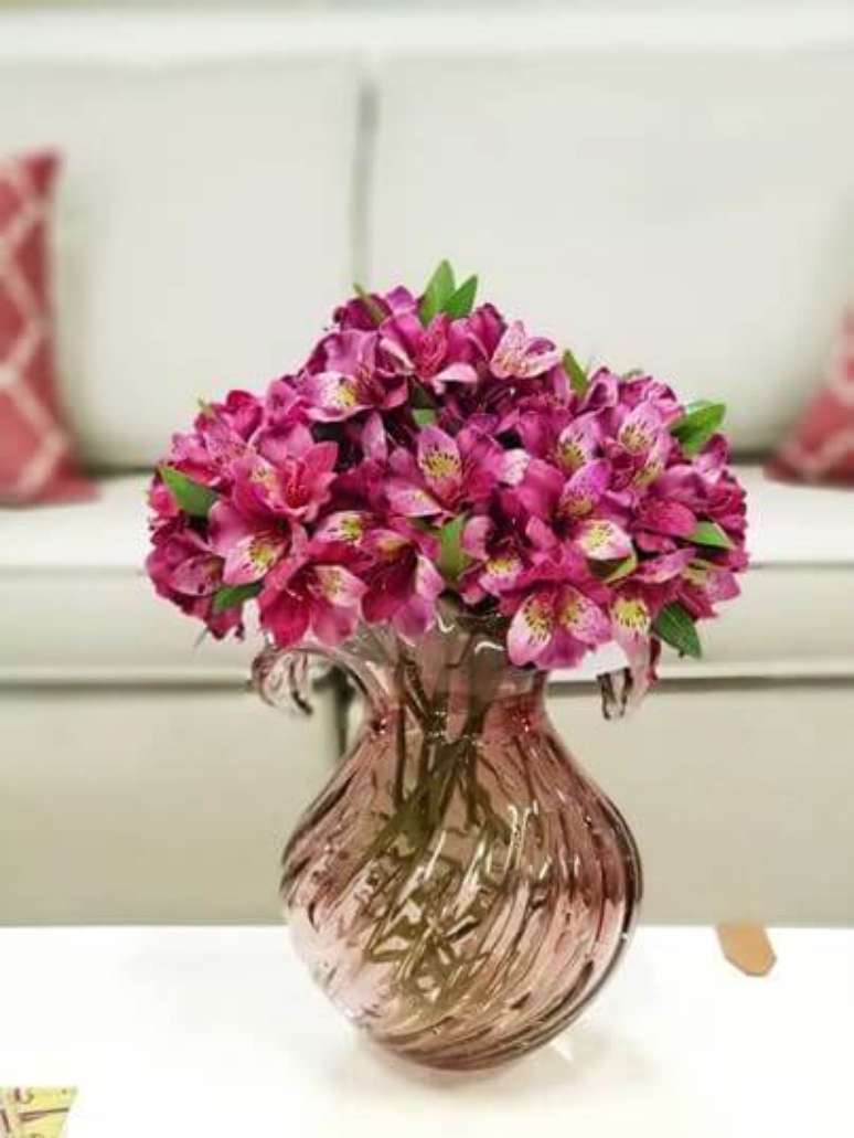 7. Use vasos decorados com astromelia na decoração e cuide das flores para durar mais tempo – Via: Pinterest
