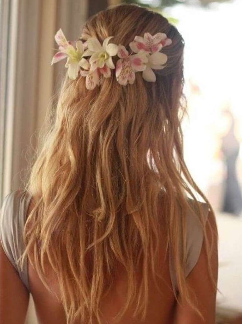 34. Astromélia no cabelo – Foto: Pinterest