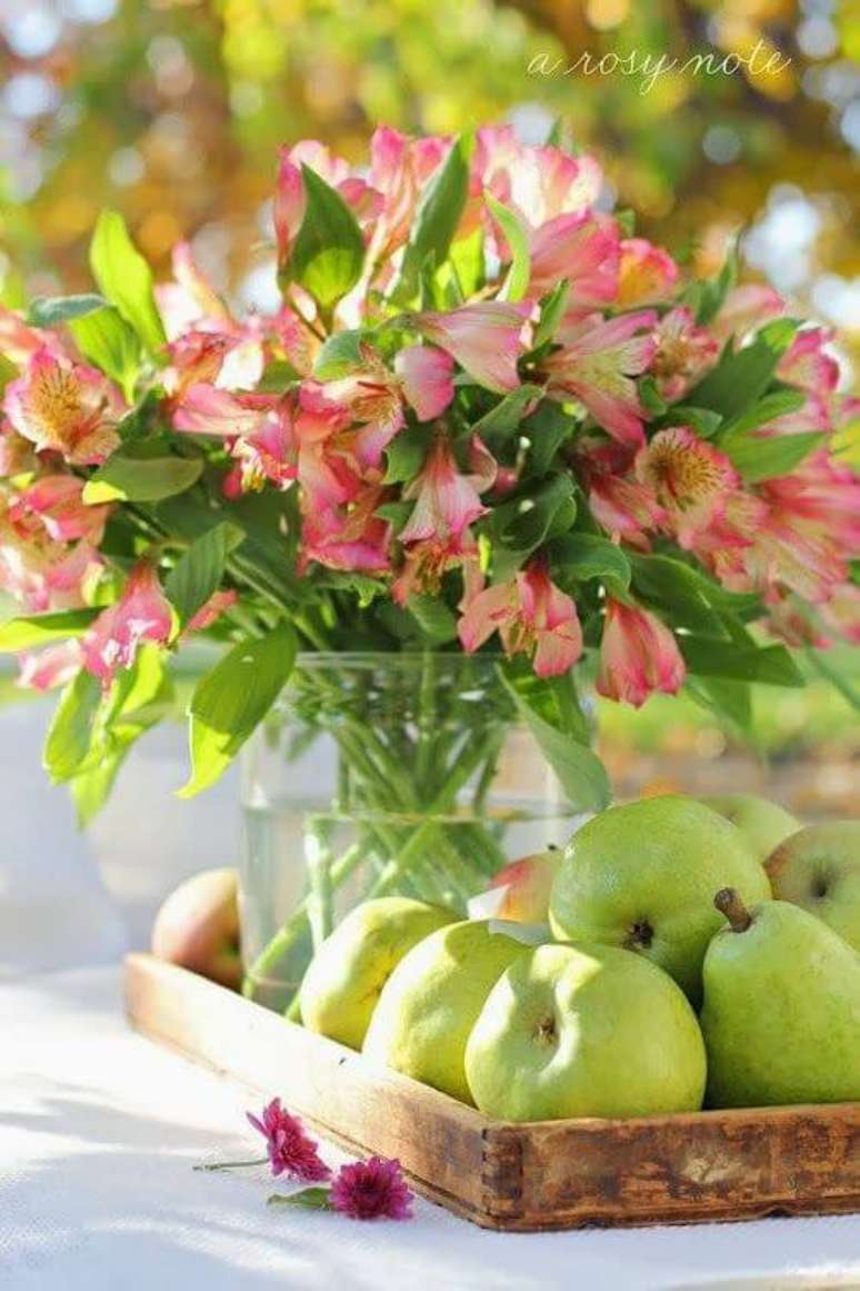 39. Astromélia rosa para decorar a mesa de jantar – Foto: Santa Mariah