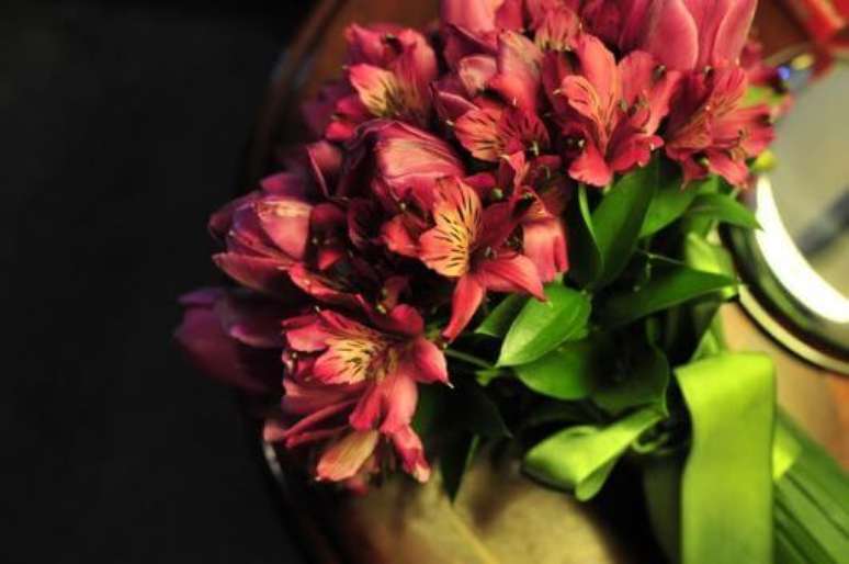 43. Buquê de astromélia vermelha – Foto: Pinterest