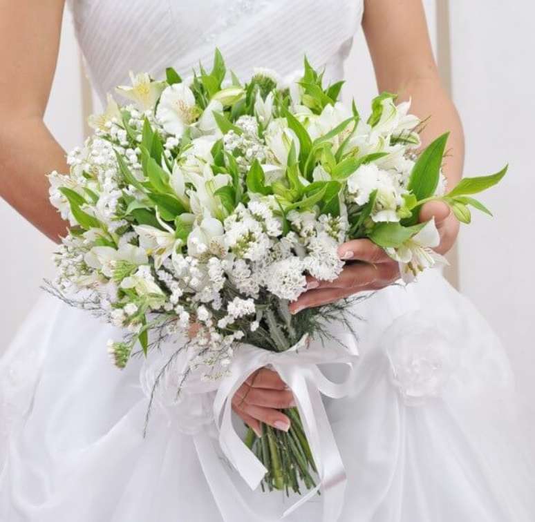 49. Buquê de noiva de astromelia branco – Foto: Internovias
