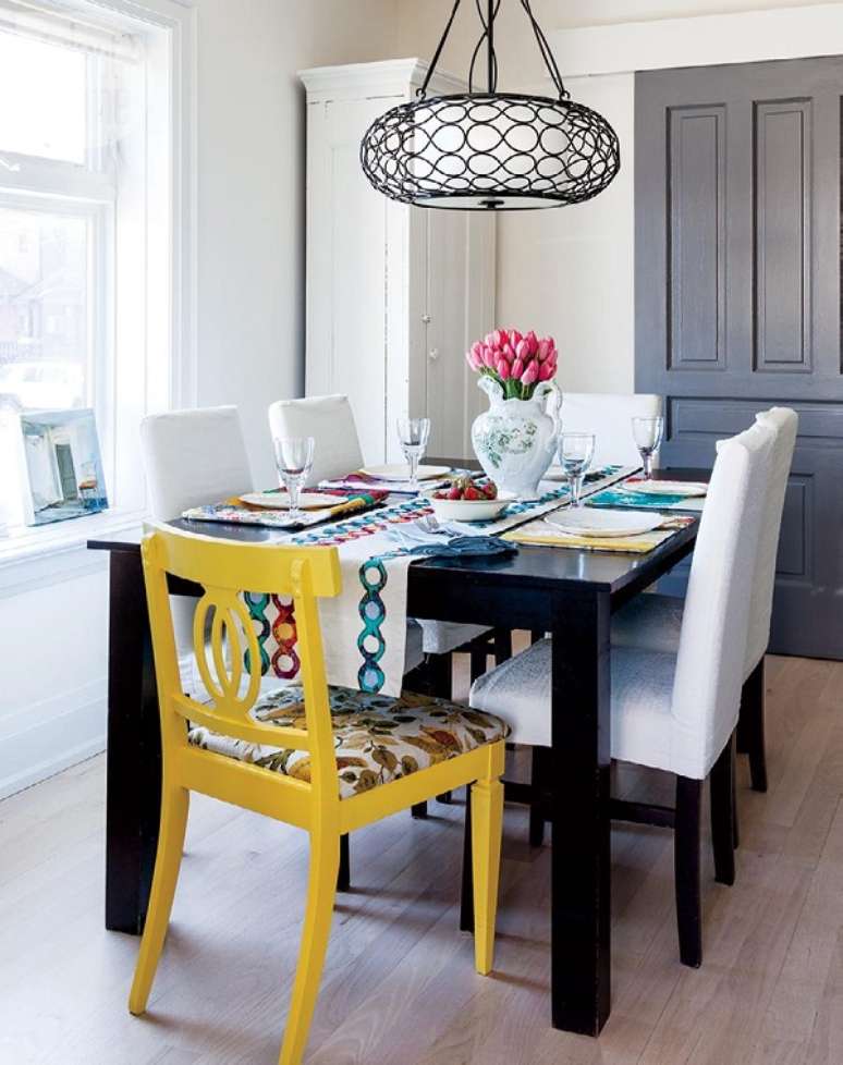 75. Cadeiras para mesa de jantar com cores e formatos diferentes. Fonte: Pinterest