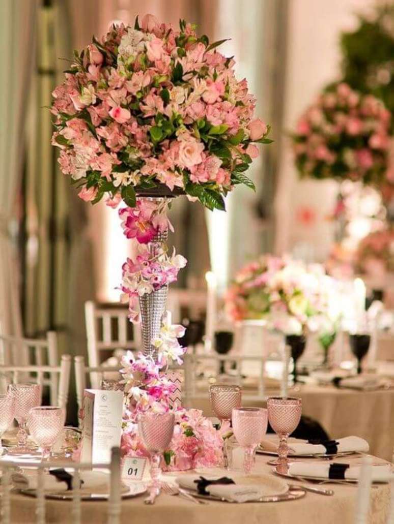 10. Centro de mesa com astromelias cor de rosa e flores variadas – Foto: iCasei