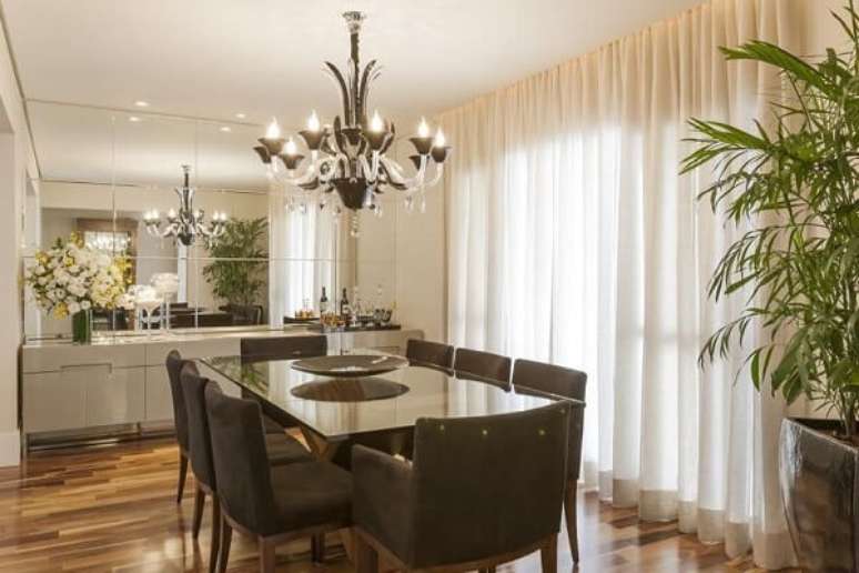 24. Cortina com tecido branco e cadeiras estofadas. Projeto por Luciana Latorre