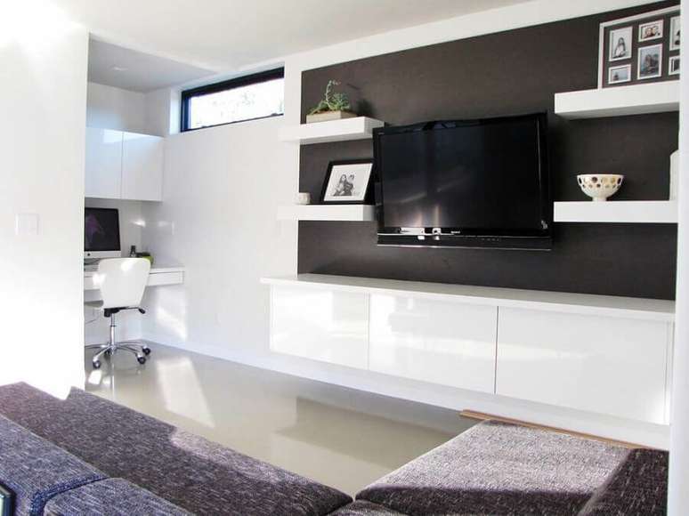 13. Decoração clean com rack com painel preto e branco para sala – Foto: HomeDit