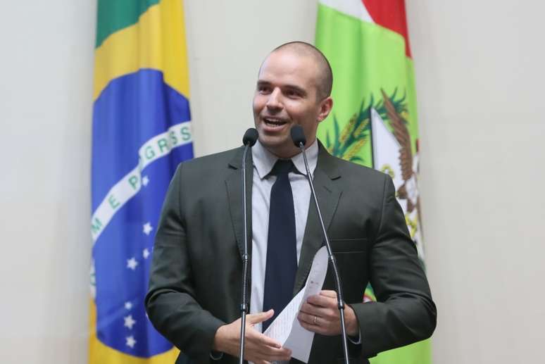 Deputado do PSL defende "direito da mulher ser 'assediada'"