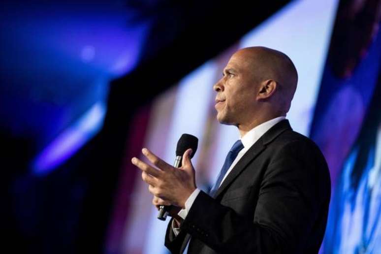 Democrata Cory Booker deixa corrida presidencial nos EUA