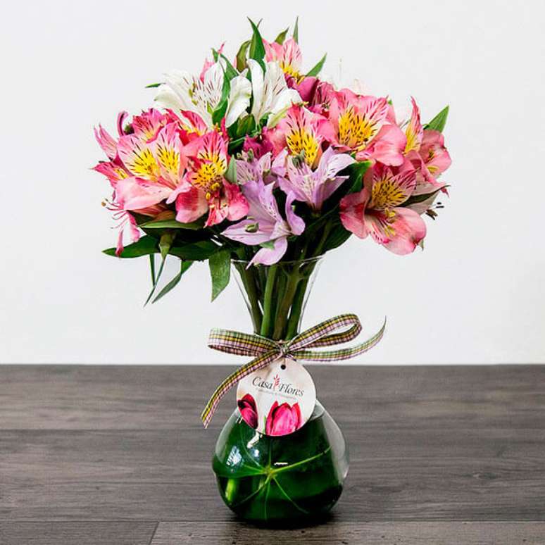 13. Flor astromélia lilas, rosa e branca – Foto: Casa Flores