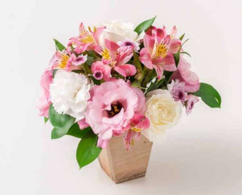 15. Arranjo de flores para casa com astromélias – Foto: Isabela Flores