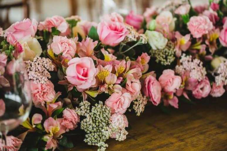 20. Flores de casamento com astromelias e rosas – Via: Inesquecível casamento