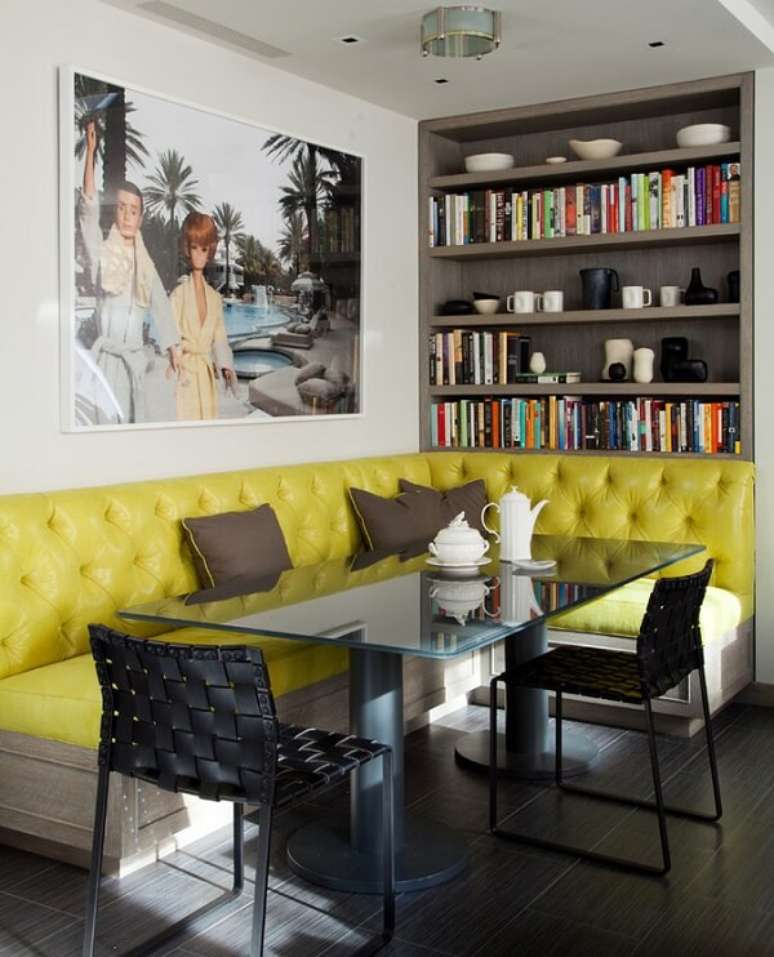 33. Mesa de canto para sala de jantar com assento em capitonê amarelo. Fonte: Casa Bem Feita