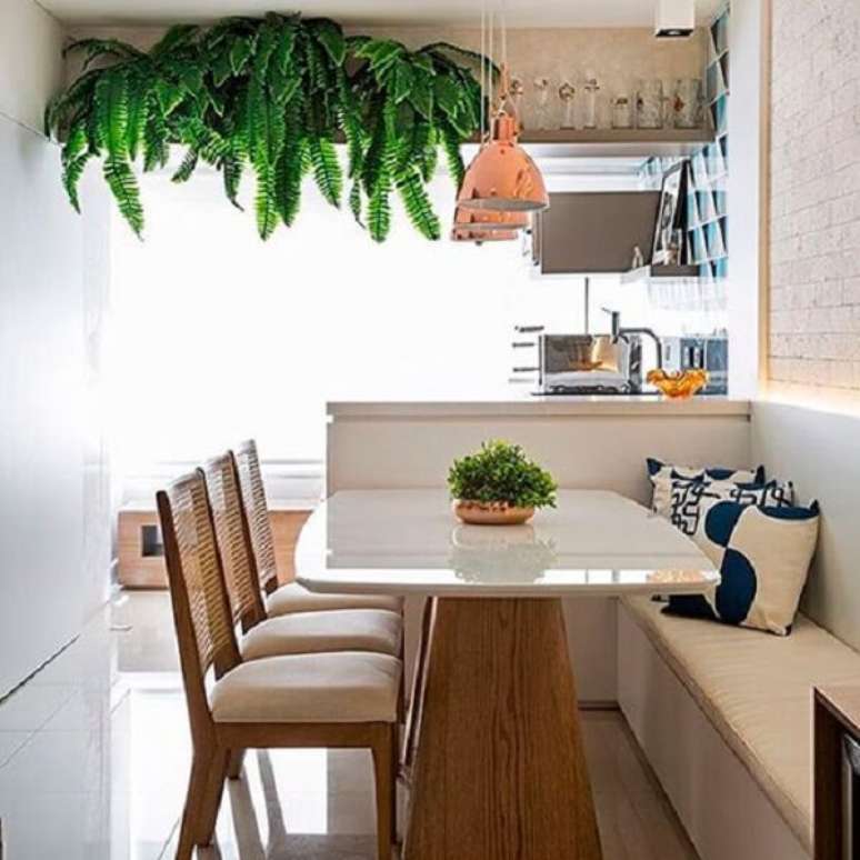 35. Mesa de canto para sala de jantar com p&eacute; de madeira e tampo de vidro. Fonte: Pinterest