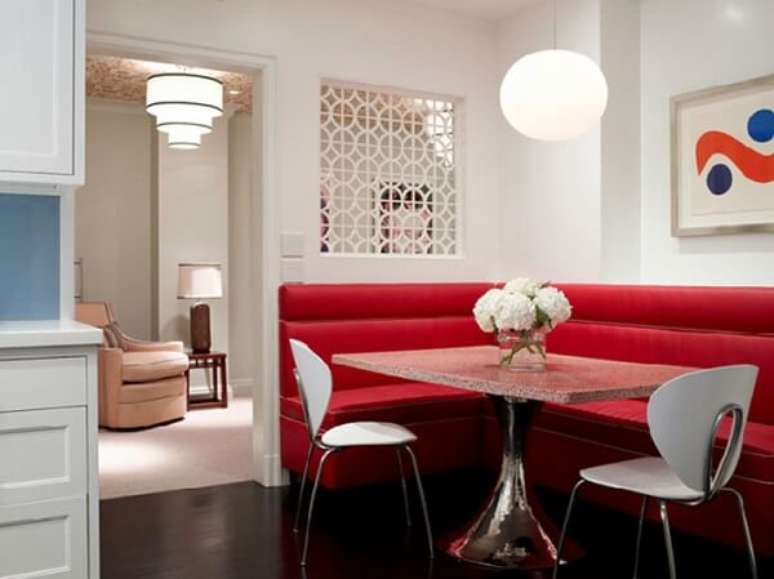 36. Mesa de canto para sala de jantar com p&eacute; met&aacute;lico. Fonte: Comprando Meu Ap&ecirc;