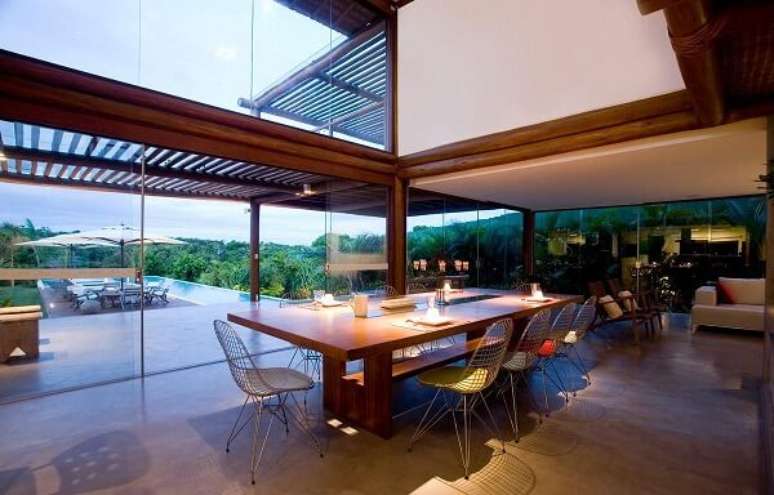 49. Mesa de jantar de madeira e cadeiras met&aacute;licas. Projeto por SQ+ Arquitetos Associados