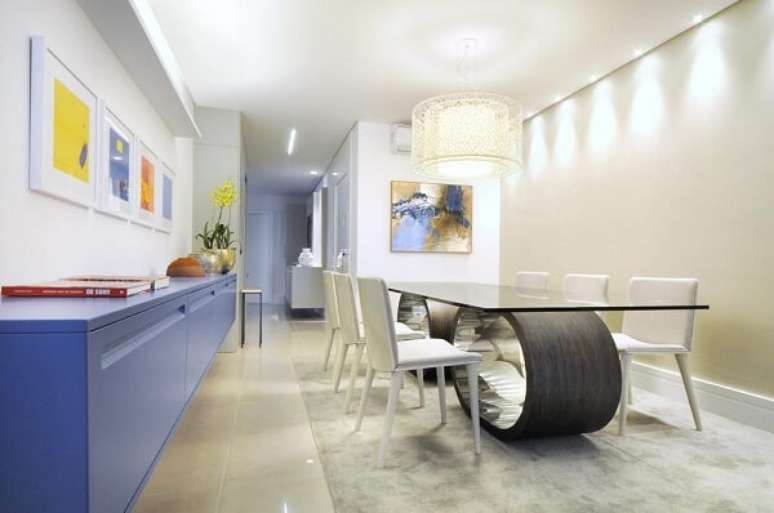 51. Mesa de jantar de vidro com base criativa. Projeto por Tatiana Coutinho + Roberta Vilela