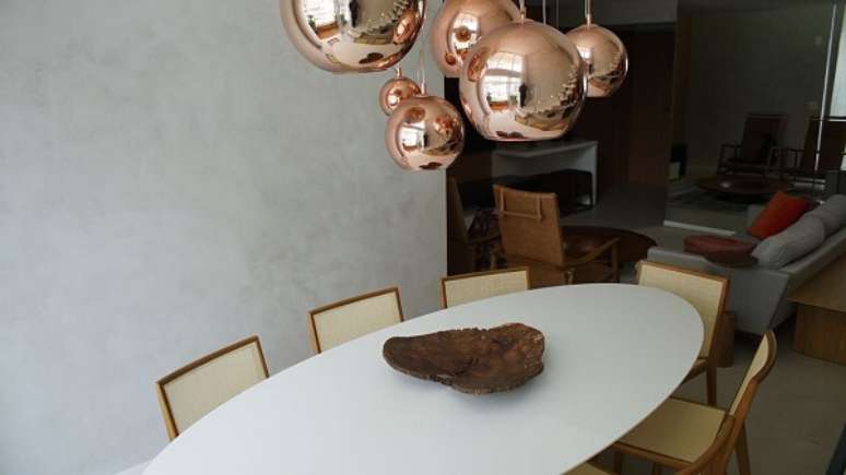 58. Mesa de jantar oval de vidro jateado e piso claro. Fonte: Revista Viva Decora