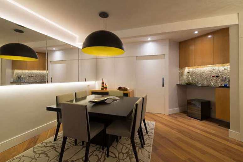 59. Mesa de jantar quadrada preta e ilumina&ccedil;&atilde;o em LED embutida encantam a decora&ccedil;&atilde;o do espa&ccedil;o. Projeto por IngridRosienNichols