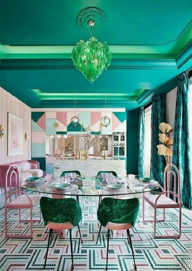 68. Mesa de vidro e piso com pastilhas rosa e verde. Fonte: Revista Viva Decora