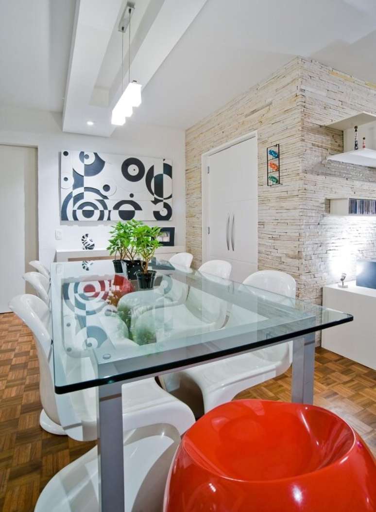 69. Mesa de jantar quadrada com tampo de vidro. Projeto por Patr&iacute;cia Azoni