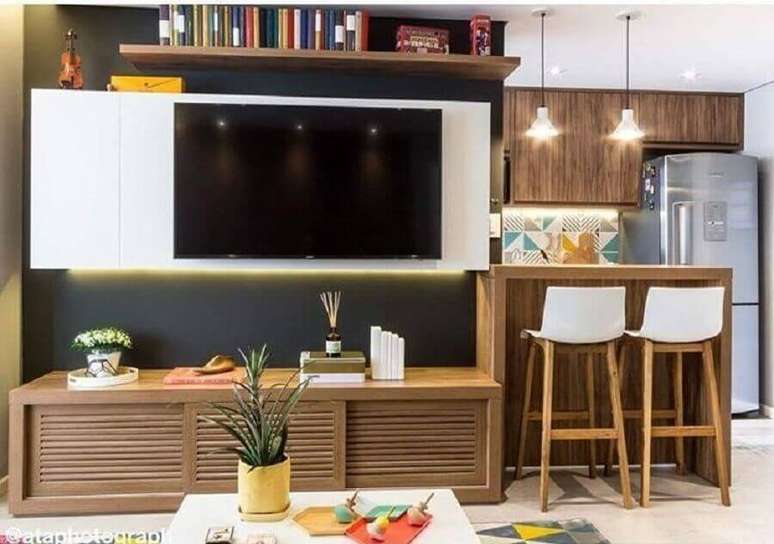 9. Invista em objetos de decoração para o seu rack com painel para sala – Foto: Duda Senna