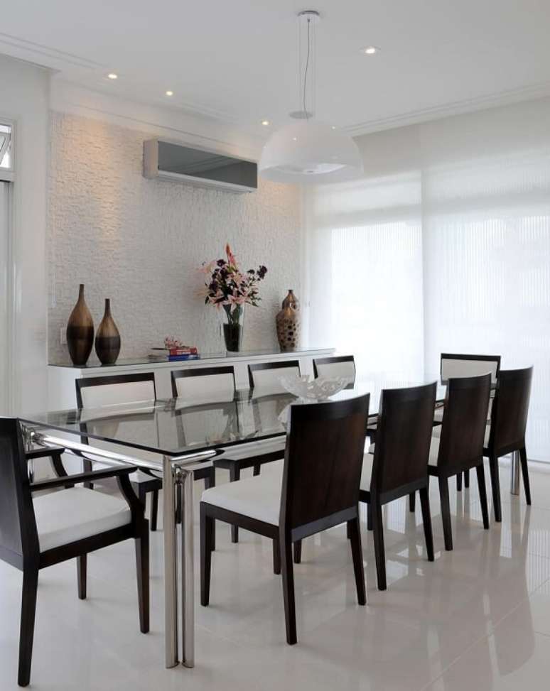 84. Sala com mesa de jantar de vidro ampla. Projeto por Daniel Kalil