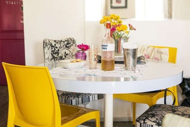 4. Sala de Jantar com mesa redonda e cadeiras amarela. Fonte: Casa Aberta