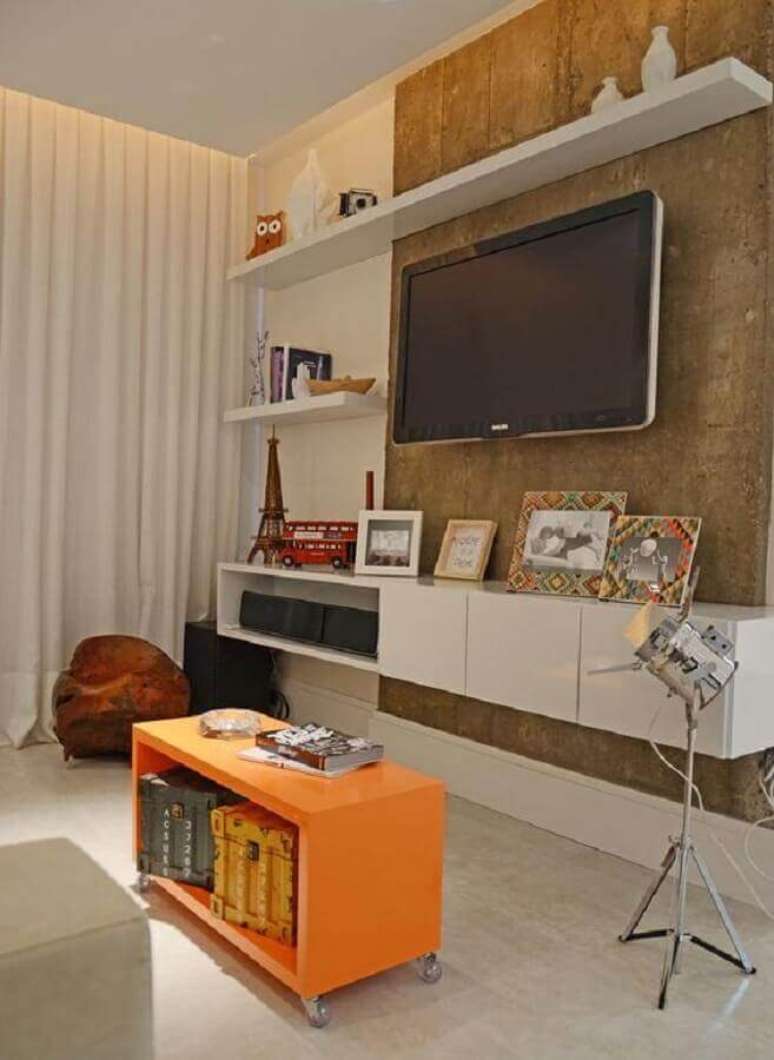 58. Sala simples decorada com rack com painel suspenso – Foto: Casa de Valentina