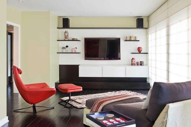 61. Sala moderna decorada com poltrona vermelha e rack com painel suspenso – Foto: Architectural Design