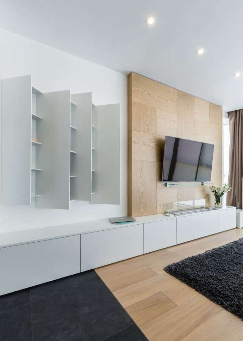 62. Sala minimalista decorada com racks modernos com painel de madeira para TV – Foto: Archilovers