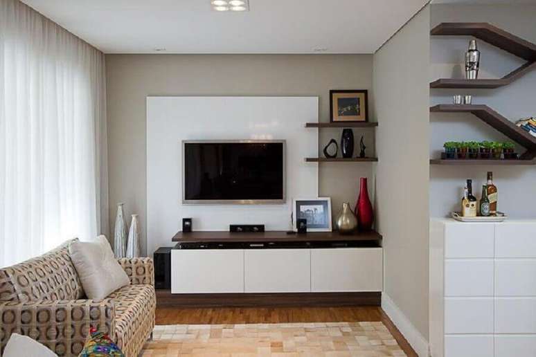 63. Sala simples decorada com rack com painel branco – Foto: Sartori Design