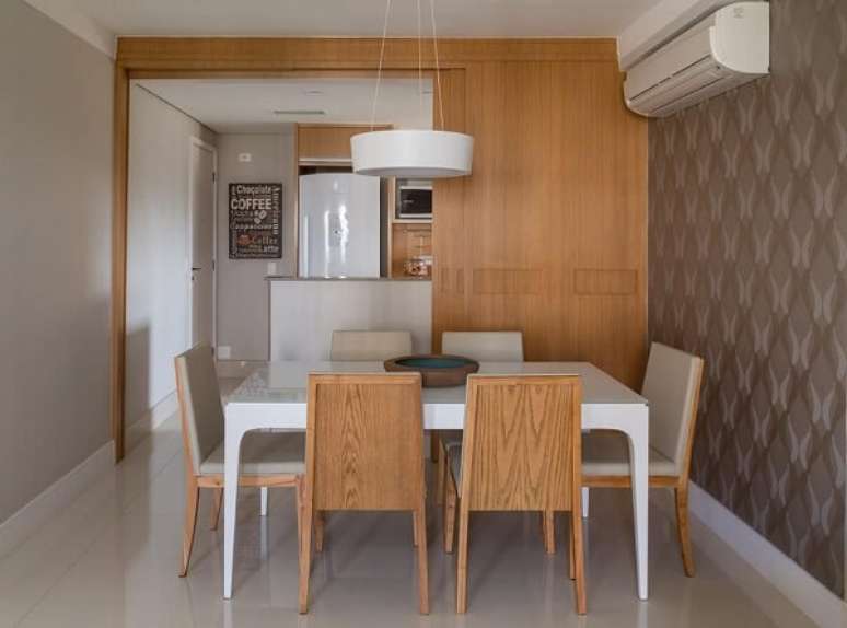 86. Mesa de jantar branca, cadeiras de madeira e papel de parede moderno. Projeto por Ana Yoshida