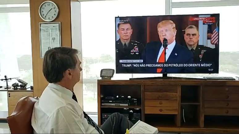 Presidente Jair Bolsonaro faz live durante pronunciamento de Donald Trump sobre ataques do Irã