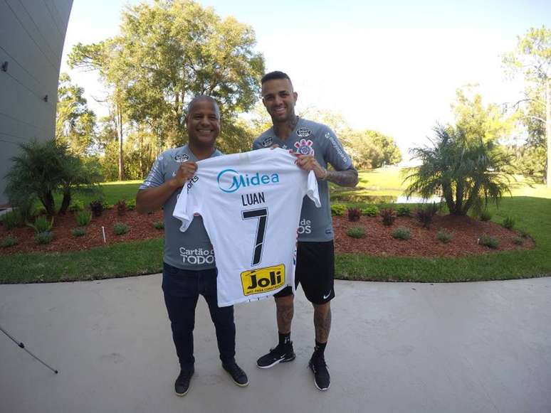 Luan recebeu a camisa 7 do Corinthians das mãos de Marcelinho Carioca