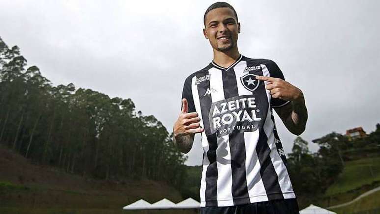 Thiaguinho é apresentado no Botafogo