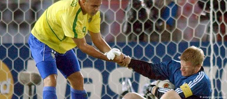 Ronaldo e Oliver Kahn na final da Copa do Mundo de 2002