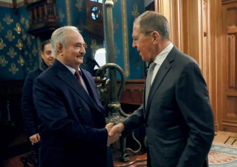 Khalifa Haftar (esquerda) durante reunião em Moscou