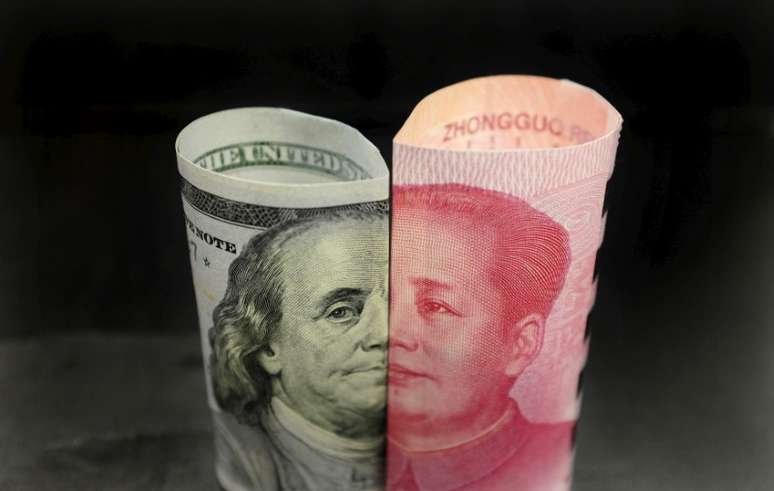 Notas de 100 dólares e 100 iuanes. REUTERS/Jason Lee/File Photo