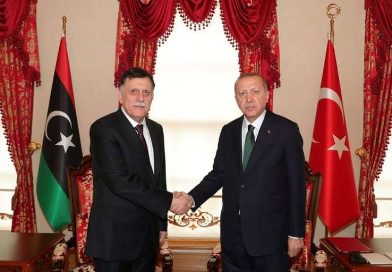 Presidente da Turquia, Tayyip Erdogan, se encontra com o premiê da Líbia reconhecido internacionalmente, Fayez al-Sarraj, em Istambul
12/01/2020
Gabinete de Imprensa da Presidência/Divulgação via REUTERS