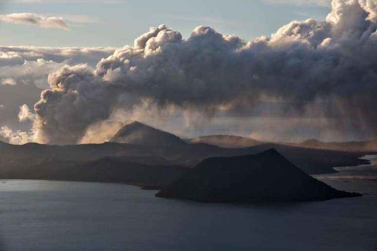 Coluna de fumaça do vulcão Taal, na Filipinas
14/01/2020
REUTERS/Eloisa Lopez