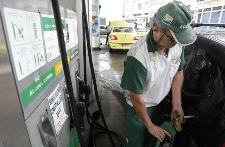 Carro é abastecido com etanol em posto de combustíveis no Rio de Janeiro 
30/04/2008
REUTERS/Sergio Moraes