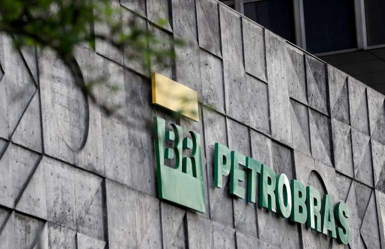 Logotipo da Petrobras, na fachada do prédio que abriga a matriz da companhia, no Rio de Janeiro. 16/10/2019. REUTERS/Sergio Moraes