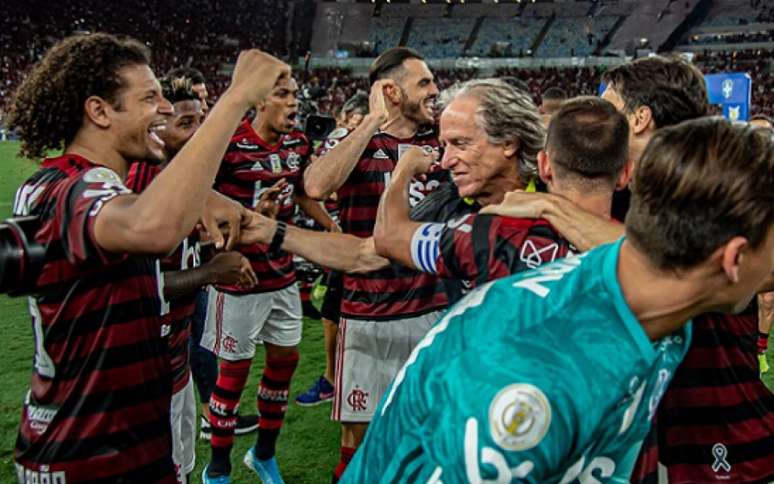 Jesus é festejado por grupo rubro-negro, campeão do Brasileiro e da Libertadores de 2019 (Foto: Marcelo Cortes / CRF)