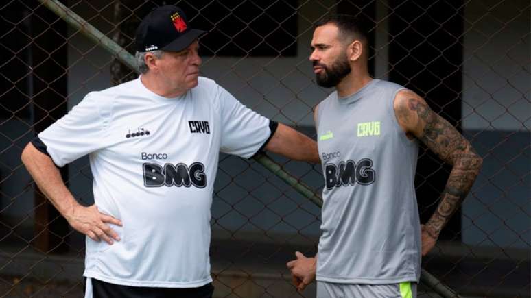 Abel Braga e Leandro Castan conversam durante treinamento do Vasco (Foto: Carlos Gregório Jr/Vasco)