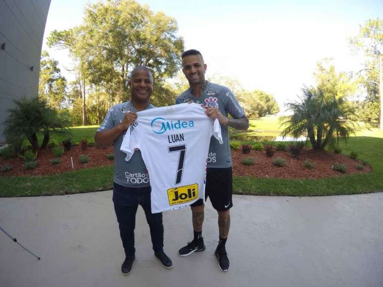 Marcelinho entregou a camisa que marcou sua história no Corinthians (Foto: Agência Corinthians)