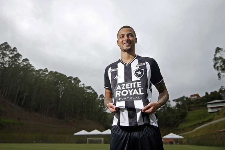 Thiaguinho com a camisa do Botafogo (Foto: Vítor Silva/Botafogo)