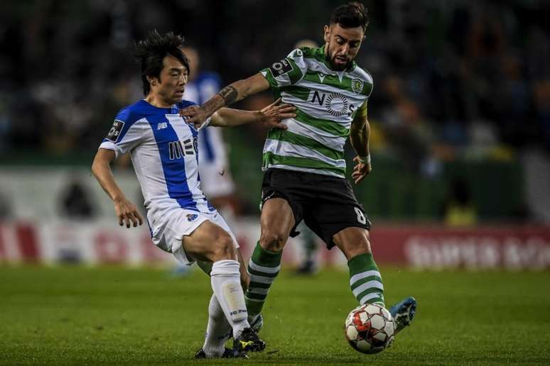 Bruno Fernandes em ação no clássico diante do Porto, no José Alvalade (Foto: AFP)